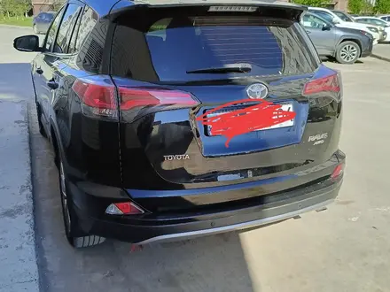 Toyota RAV4 2018 года за 15 000 000 тг. в Актобе