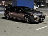 Toyota Camry 2018 года за 11 000 000 тг. в Алматы – фото 2