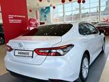 Toyota Camry 2023 года за 18 000 000 тг. в Костанай – фото 2