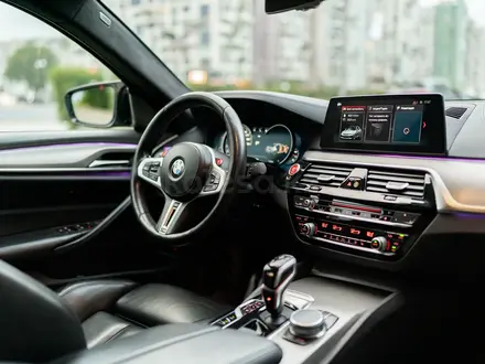BMW M5 2018 года за 30 000 000 тг. в Алматы – фото 19