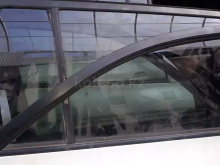 Стекло двери передний Задынй highlander 40 за 25 000 тг. в Алматы