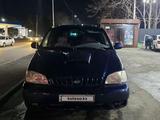 Kia Carnival 2001 года за 2 600 000 тг. в Шымкент – фото 2