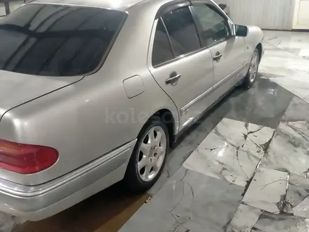 Mercedes-Benz E 200 1998 года за 2 400 000 тг. в Павлодар – фото 6