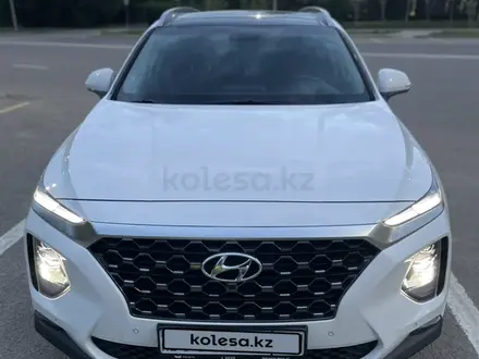 Hyundai Santa Fe 2020 года за 15 500 000 тг. в Астана