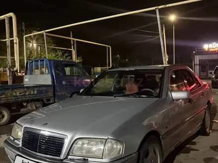 Mercedes-Benz C 240 1998 года за 1 400 000 тг. в Алматы