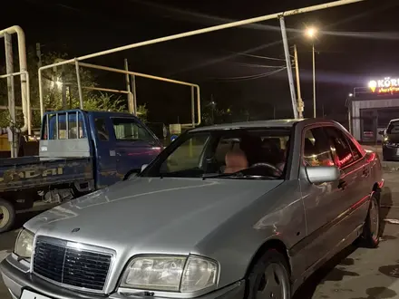 Mercedes-Benz C 240 1998 года за 1 400 000 тг. в Алматы – фото 2