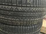 Шины летние MICHELIN 285/60 R18. — 3шт за 150 000 тг. в Актобе