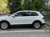 Volkswagen Tiguan 2018 года за 12 300 000 тг. в Алматы – фото 4