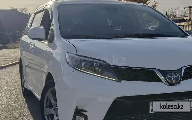 Toyota Sienna 2018 годаfor15 300 000 тг. в Темиртау