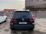 Volkswagen Touareg 2007 года за 6 600 000 тг. в Караганда – фото 2