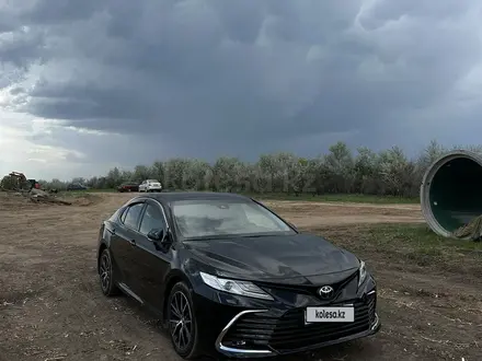 Toyota Camry 2023 года за 15 400 000 тг. в Алматы