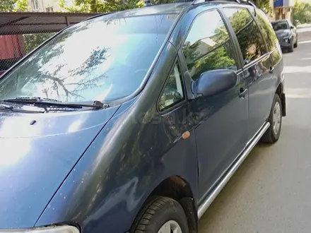 Volkswagen Sharan 1998 года за 2 000 000 тг. в Уральск – фото 2