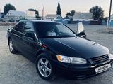 Toyota Camry 2000 года за 3 500 000 тг. в Шу – фото 2