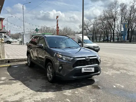 Toyota RAV4 2022 года за 17 700 000 тг. в Алматы – фото 3