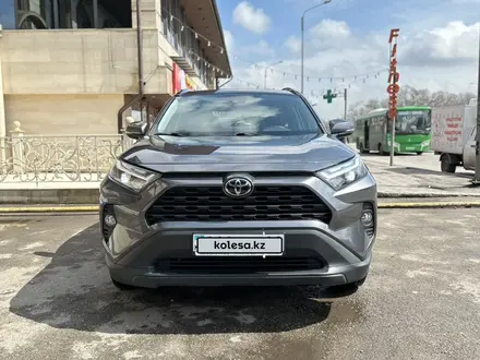 Toyota RAV4 2022 года за 17 700 000 тг. в Алматы – фото 2