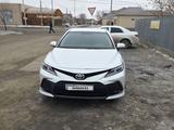 Toyota Camry 2021 года за 14 500 000 тг. в Атырау – фото 2