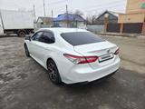 Toyota Camry 2021 года за 14 500 000 тг. в Атырау – фото 3