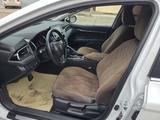 Toyota Camry 2021 года за 14 500 000 тг. в Атырау – фото 4