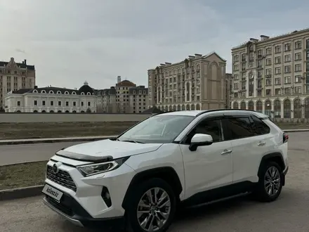 Toyota RAV4 2020 года за 17 000 000 тг. в Астана