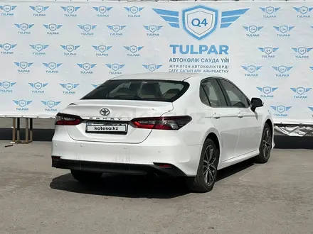 Toyota Camry 2022 года за 15 500 000 тг. в Актобе – фото 3