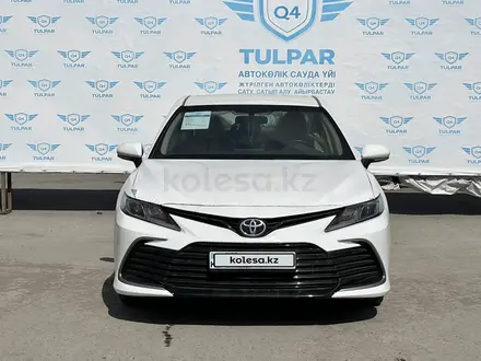 Toyota Camry 2022 года за 15 500 000 тг. в Актобе – фото 2