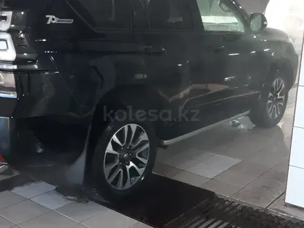 Toyota Land Cruiser Prado 2022 года за 27 600 000 тг. в Актобе – фото 3