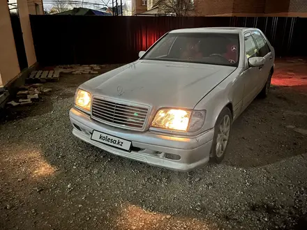 Mercedes-Benz S 500 1997 года за 2 300 000 тг. в Атырау – фото 2