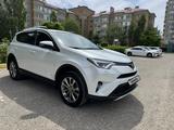 Toyota RAV4 2019 годаfor11 900 000 тг. в Актобе