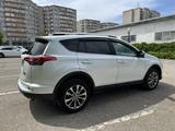 Toyota RAV4 2019 годаfor11 900 000 тг. в Актобе – фото 4