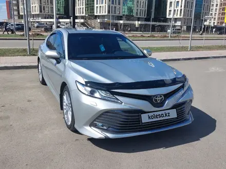 Toyota Camry 2019 года за 14 500 000 тг. в Астана – фото 4