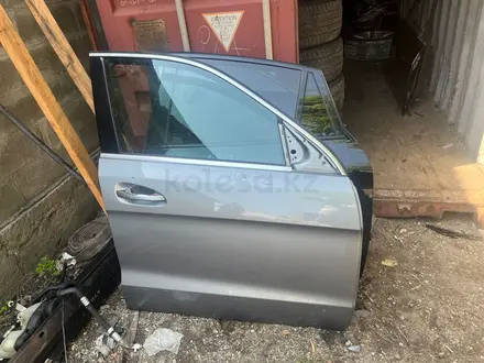 Дверь передняя правая за 5 000 тг. в Алматы