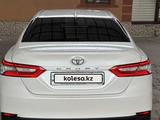 Toyota Camry 2018 года за 13 800 000 тг. в Алматы – фото 2