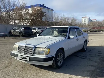 Mercedes-Benz E 220 1992 года за 1 800 000 тг. в Жезказган – фото 2