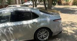 Toyota Camry 2018 года за 13 000 000 тг. в Алматы – фото 4
