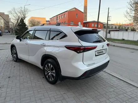 Toyota Highlander 2023 года за 23 550 000 тг. в Семей – фото 2