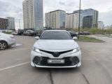 Toyota Camry 2019 года за 14 000 000 тг. в Астана – фото 2