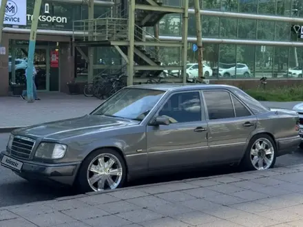 Mercedes-Benz E 320 1993 года за 2 000 000 тг. в Астана – фото 4