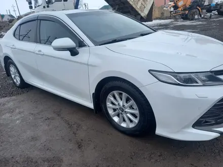 Toyota Camry 2021 года за 13 490 000 тг. в Актобе – фото 4