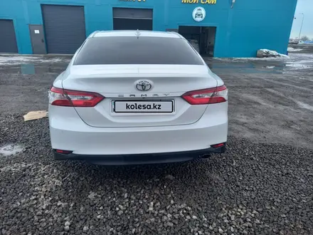 Toyota Camry 2021 года за 13 490 000 тг. в Актобе – фото 7