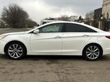 Hyundai Sonata 2011 года за 5 000 000 тг. в Уральск – фото 2