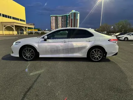 Toyota Camry 2020 года за 15 500 000 тг. в Атырау – фото 2