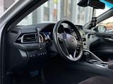 Toyota Camry 2021 года за 18 350 000 тг. в Шымкент – фото 5