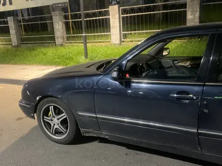 Mercedes-Benz E 320 2001 года за 2 400 000 тг. в Алматы – фото 2