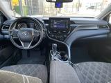 Toyota Camry 2021 года за 13 900 000 тг. в Атырау – фото 5