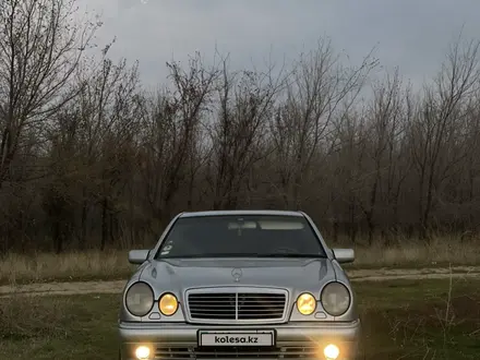 Mercedes-Benz E 320 1998 года за 4 800 000 тг. в Аральск – фото 8