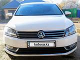 Volkswagen Passat 2014 года за 6 700 000 тг. в Уральск – фото 2
