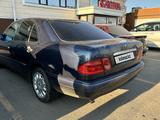 Mercedes-Benz E 200 1997 года за 2 650 000 тг. в Астана – фото 3