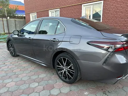 Toyota Camry 2022 года за 13 500 000 тг. в Актобе – фото 4