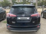 Toyota RAV4 2018 года за 10 500 000 тг. в Актау – фото 2