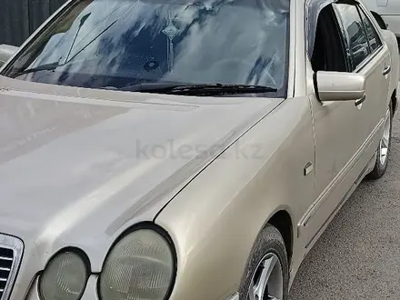 Mercedes-Benz E 230 1996 года за 2 200 000 тг. в Семей – фото 4